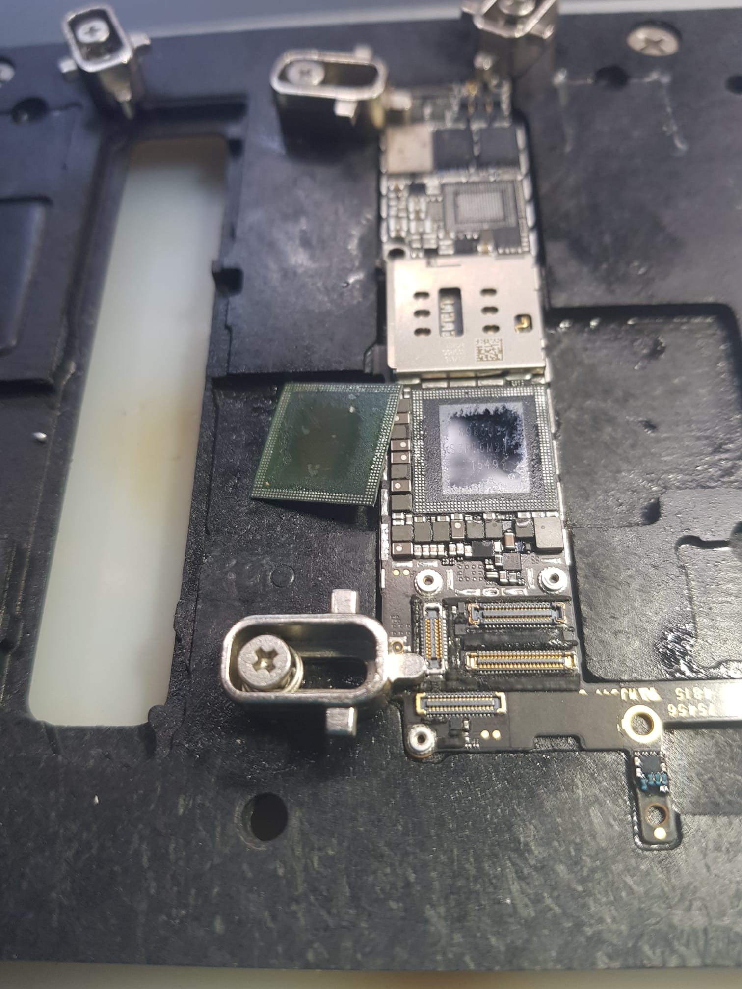 SWAP para recuperacíon de datos en Iphone 6. Primero tenemos que levantar la GPU-RAM  y luego la CPU